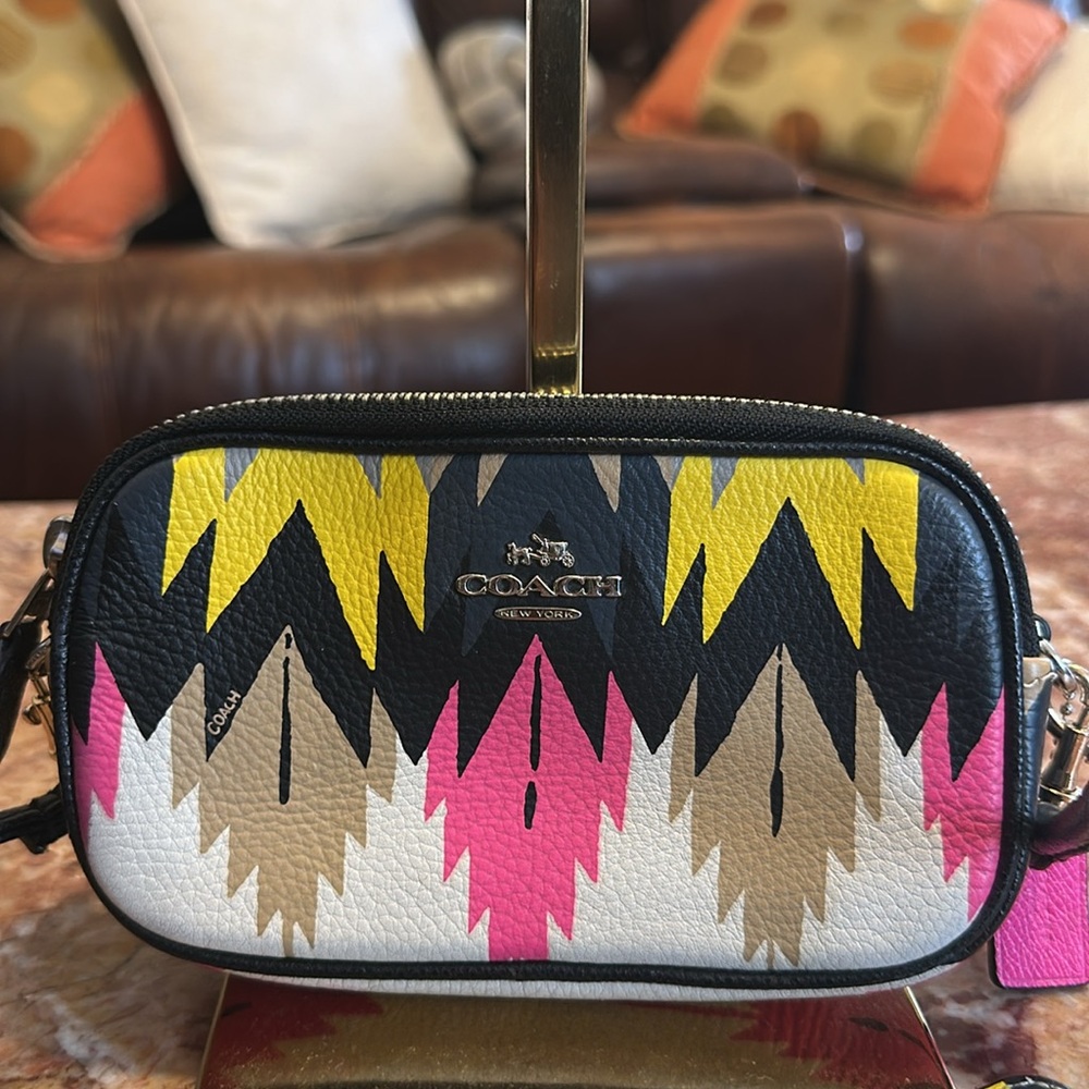 Coach tribal shoulder bag w/matching wristlet - Picture 3 of 17